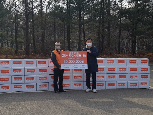 신현우(왼쪽) 한화에어로스페이스 대표와 이덕은(오른쪽) 성남시자원봉사센터 센터장이 기념촬영을 하고 있다. <한화에어로스페이스 제공>